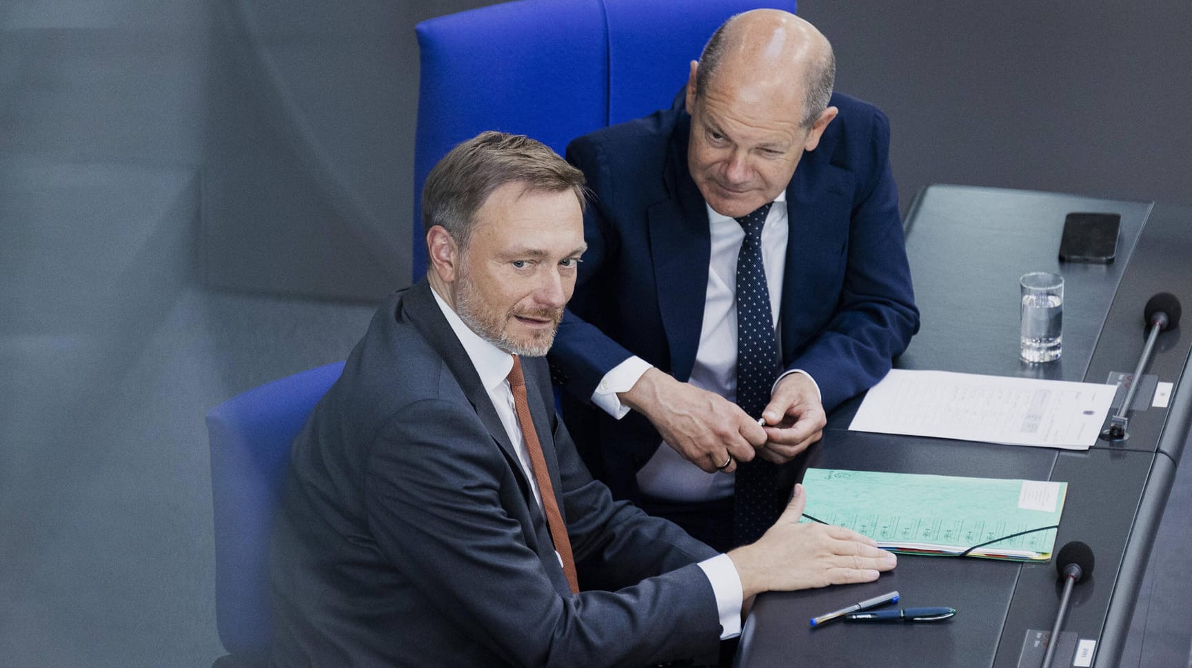Christian Lindner, Bundesfinanzminister (l) und Olaf Scholz, Bundeskanzler: Beide wurden in die Ukraine eingeladen, doch nur einer hat bislang zugesagt. Christian Lindner, Bundesfinanzminister (l) und Olaf Scholz, Bundeskanzler: Beide wurden in die Ukraine eingeladen, doch nur einer hat bislang zugesagt.