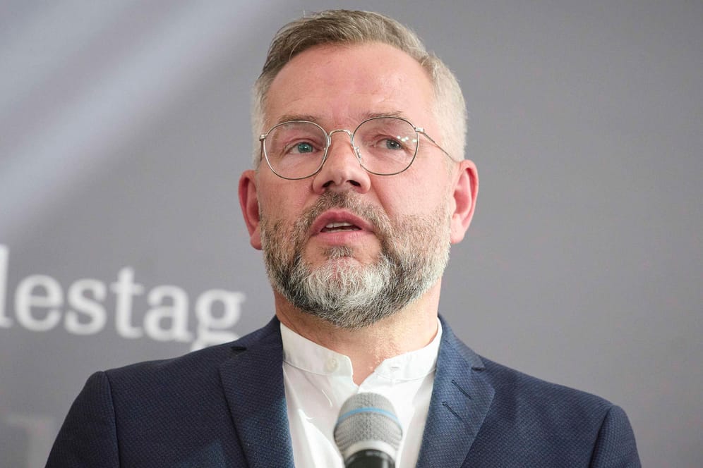 Michael Roth spricht zur Presse im Bundestag: Der SPD-Politiker nimmt sich wegen Erschöpfung eine Auszeit.