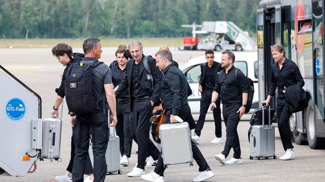 Bundestrainer Hansi Flick (M) startet mit dem DFB-Tross nach Bologna.