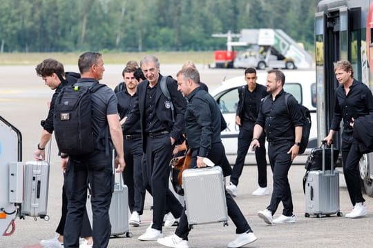 Bundestrainer Hansi Flick (M) startet mit dem DFB-Tross nach Bologna.