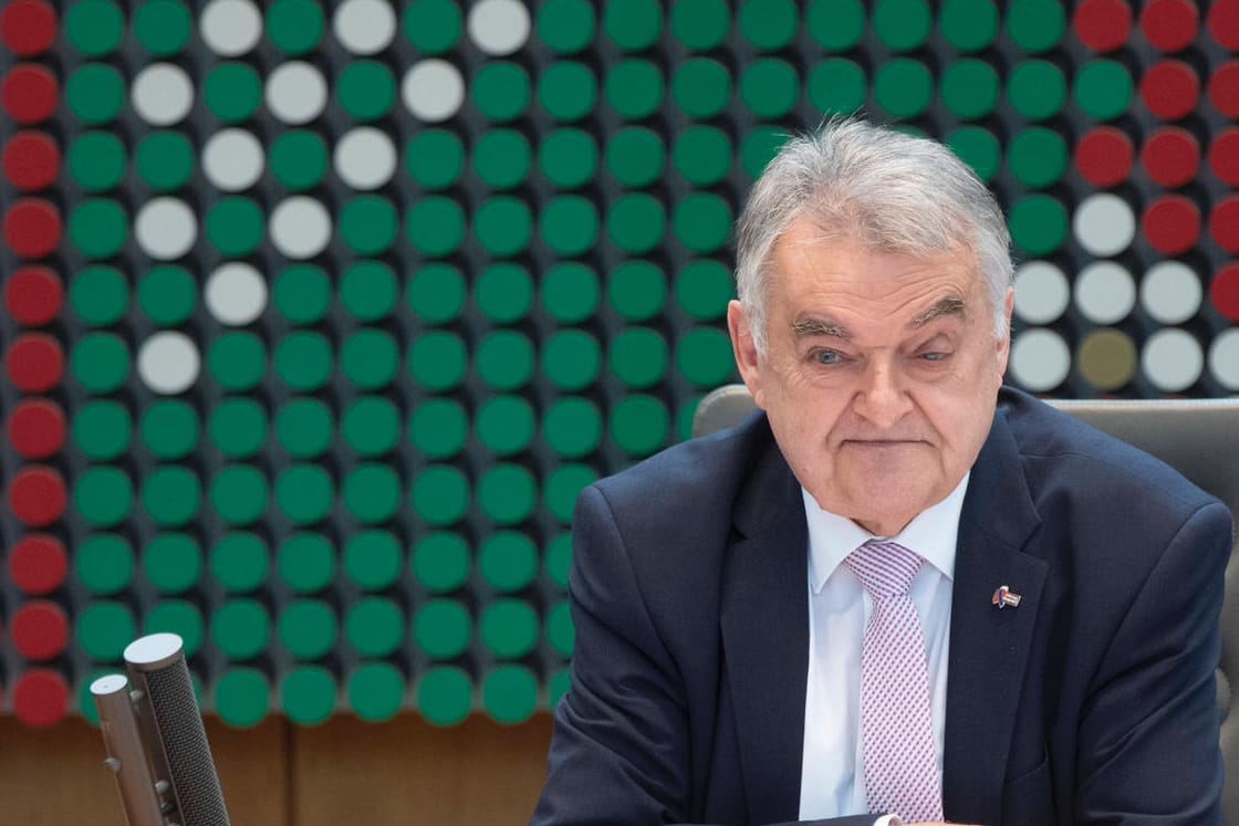 Herbert Reul leitet die Landtagssitzung in Düsseldorf (Archivbild): Der Innenminister hat sich zu den Missbrauchsfällen in Wermelskrichen geäußert.