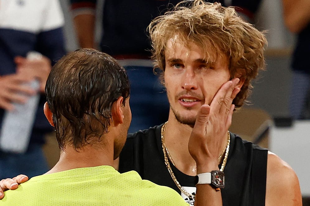 Trost vom Sandplatzkönig: Alexander Zverev (r.) bekommt nach seiner Verletzung Zuspruch von Rafael Nadal.