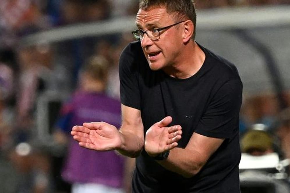 Österreichs Trainer Ralf Rangnick gibt seinen Spielern Anweisungen während der Partie gegen Kroatien.