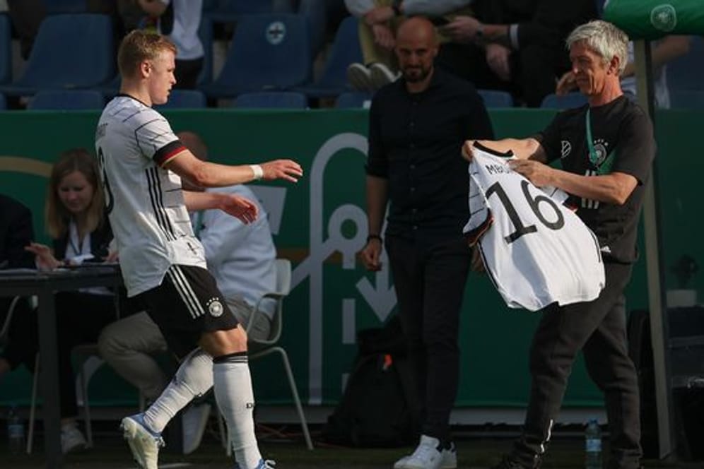 Torschütze Jonathan Burkardt (l) feiert sein Tor gegen Ungarn mit dem Trikot von Mbom, der sich einen Riss der linken Achillessehne zugezogen hatte.