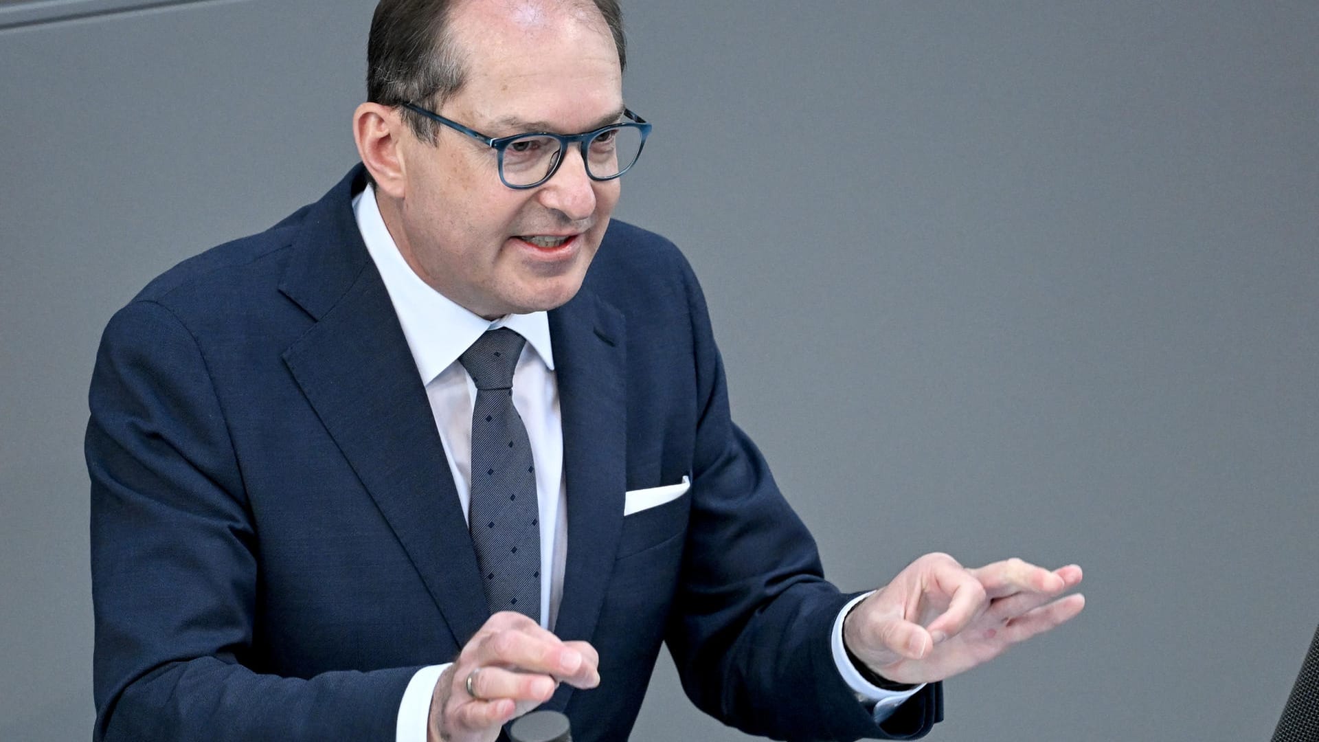 Alexander Dobrindt: "Wir brauchen etwa 20 Milliarden Euro mehr pro Jahr, als der aktuelle Verteidigungshaushalt beträgt."