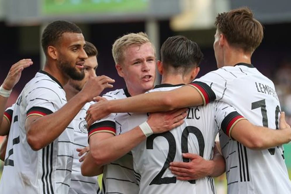 Die Spieler der deutschen U21 feiern den 4:0-Sieg bei der EM-Qualifikation gegen Ungarn.