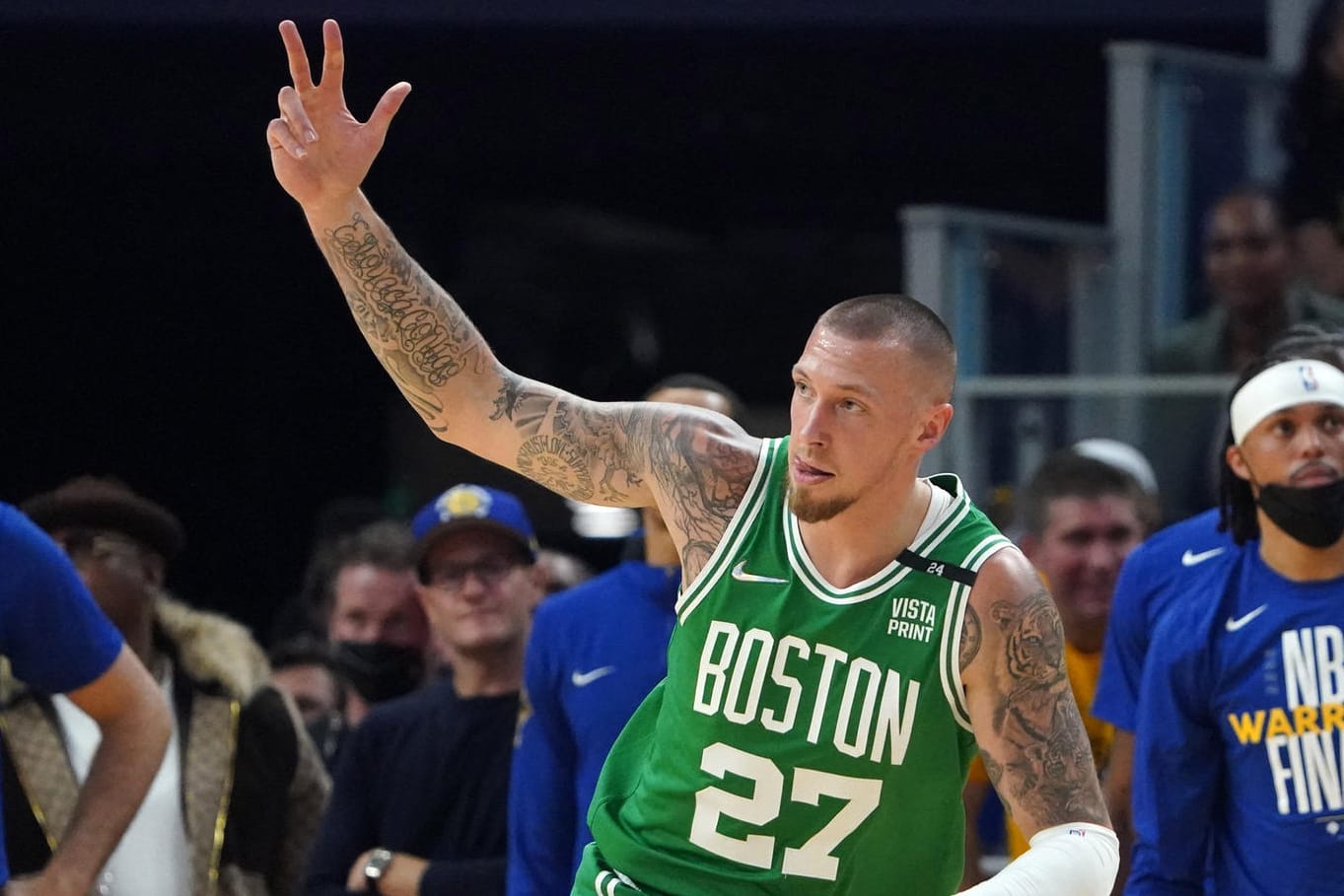 Daniel Theis: Der Center feiert seinen Dreier im ersten Finalspiel gegen die Golden State Warriors.