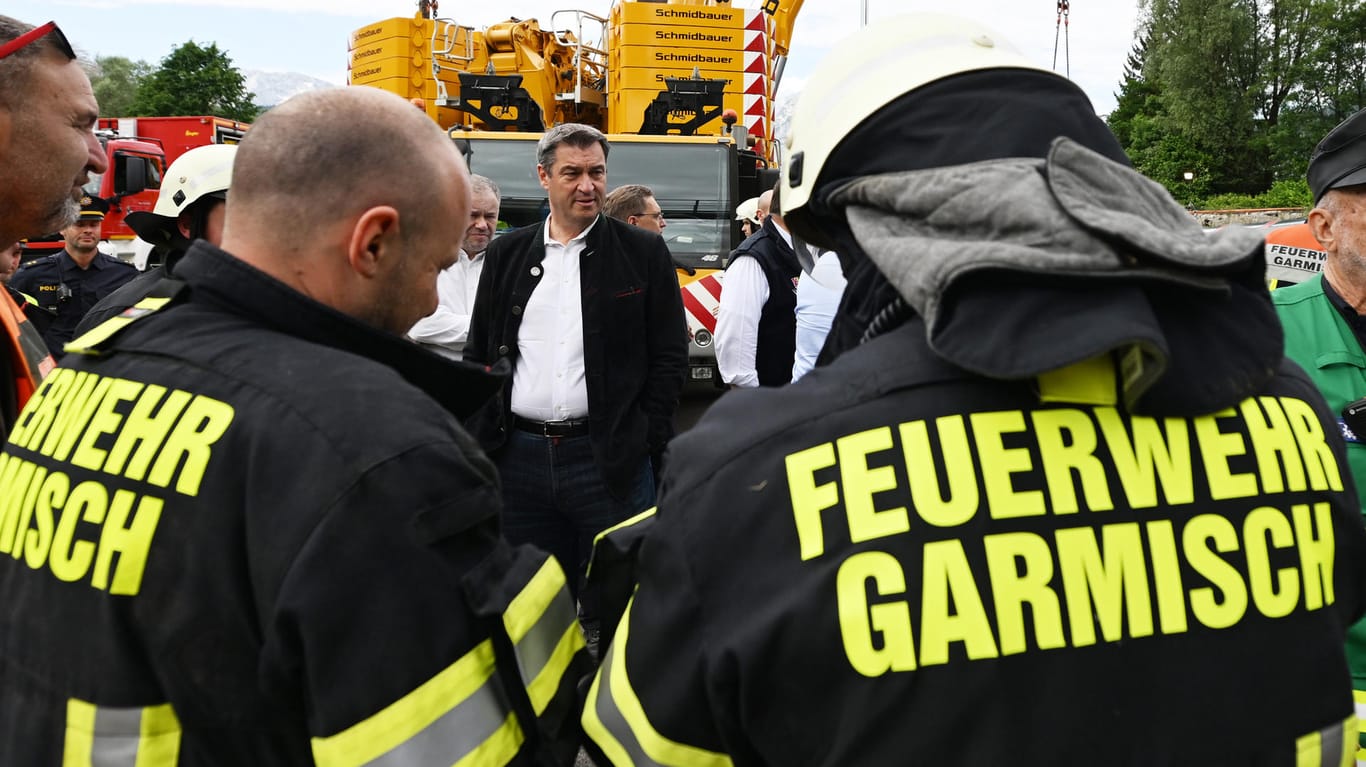 Markus Söder in Garmisch-Partenkirchen: Der bayerische Ministerpräsident besucht nach einem schweren Zugunglück den Unfallort.