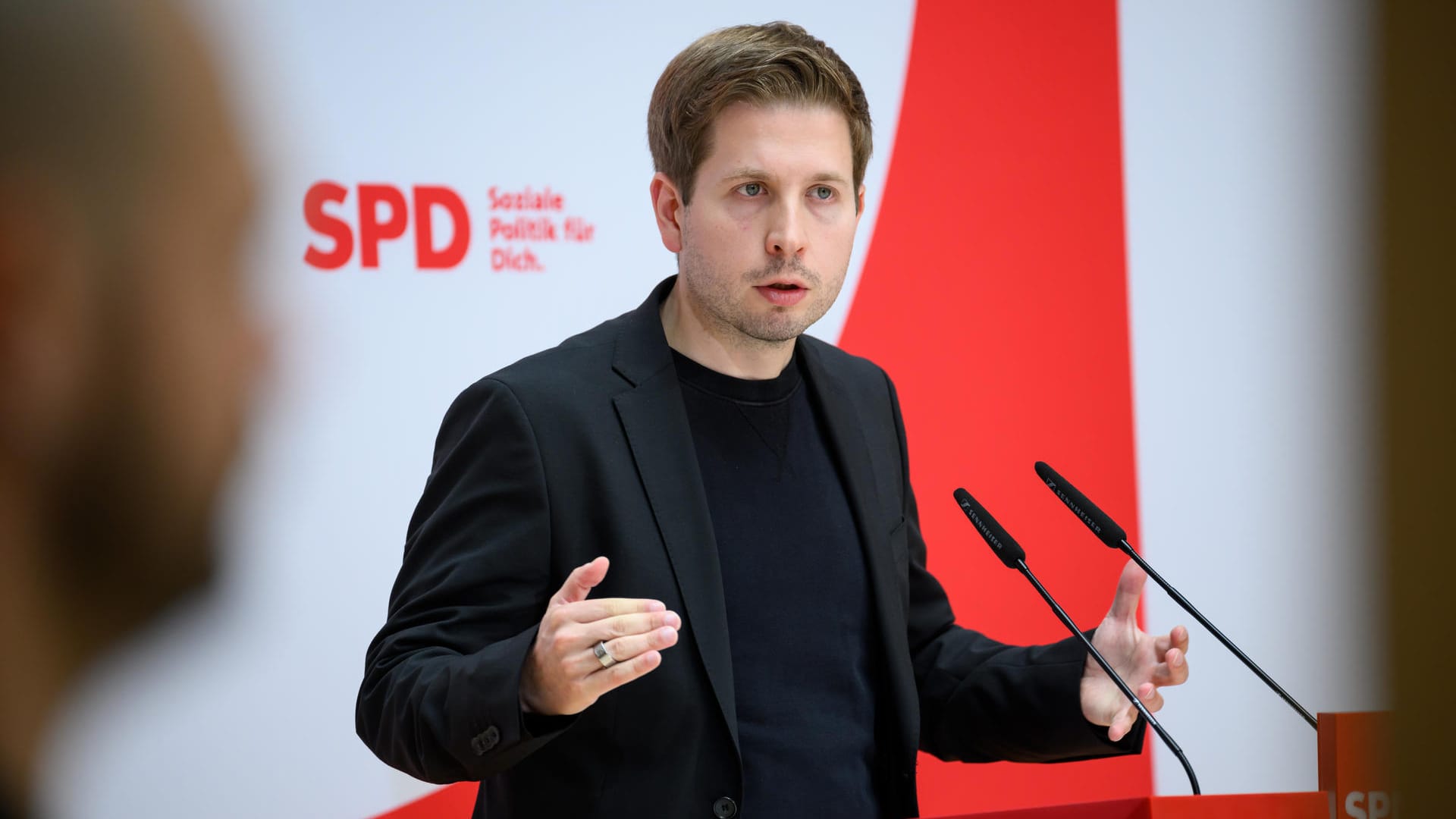Kevin Kühnert, SPD-Generalsekretär: "Im Landtag in Erfurt wird auch die Autorität von Parteichef Friedrich Merz herausgefordert." Kevin Kühnert, SPD-Generalsekretär: "Im Landtag in Erfurt wird auch die Autorität von Parteichef Friedrich Merz herausgefordert."