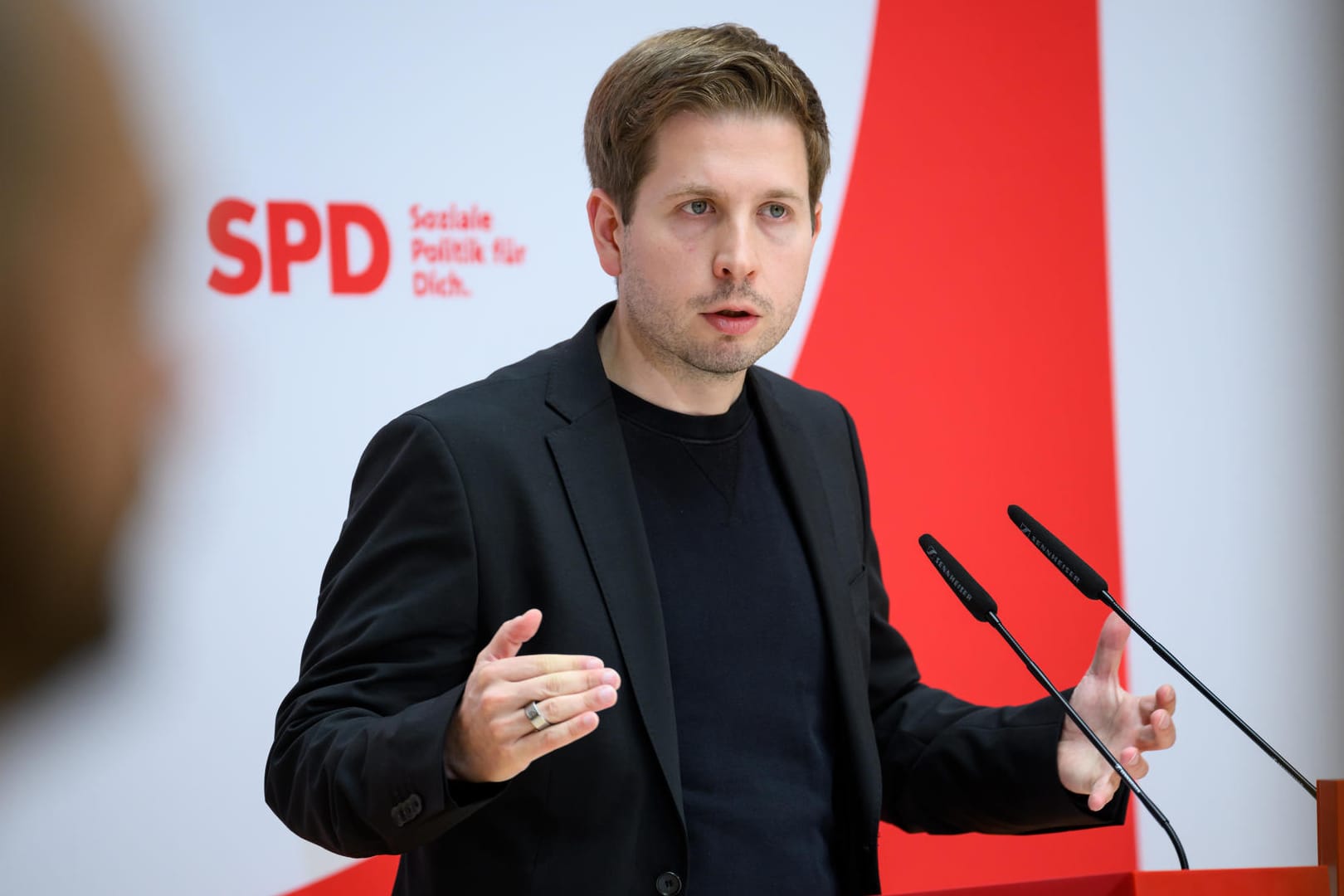 Kevin Kühnert, SPD-Generalsekretär: "Im Landtag in Erfurt wird auch die Autorität von Parteichef Friedrich Merz herausgefordert."