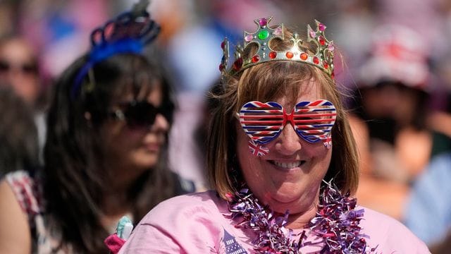 Feiern im Zeichen des Union Jack: Queen-Fans warten in der Nähe des Buckingham-Palastes auf das Konzert.