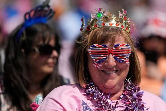 Feiern im Zeichen des Union Jack: Queen-Fans warten in der Nähe des Buckingham-Palastes auf das Konzert.