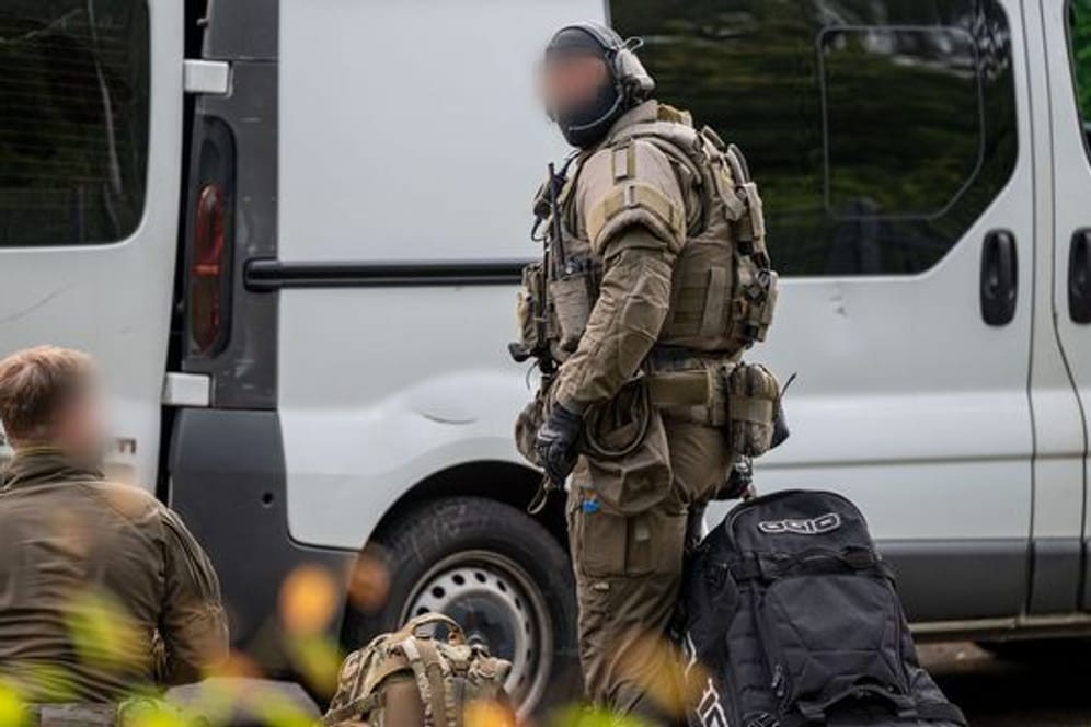 Beamte eines Spezialeinsatzkommandos stehen neben einem Transporter: Zwei Wochen nach dem tödlichen Schuss bei der Kirmes in Lüdenscheid hat die Polizei eine Wohnung durchsucht und eine Person vorläufig festgenommen.