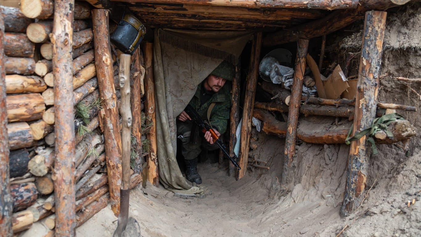 Ein prorussischer Separatist in einem Unterschlupf nahe der Stadt Sjewjerodonezk: Die Ukraine teilte mit, die russischen Kämpfer etwas zurückgedrängt zu haben.