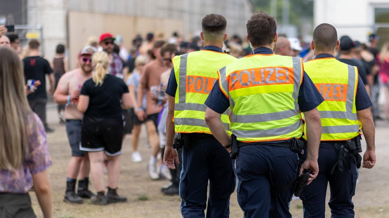 Polizisten gehen über das "Rock im Park"-Gelände in Nürnberg.