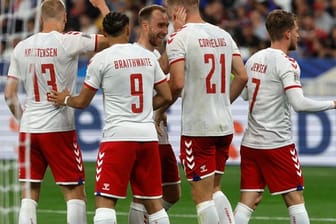 Die dänischen Spieler feiern das zweite Tor im Spiel gegen Frankreich.