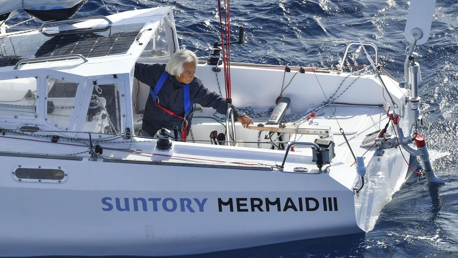 Kenichi Horie erreicht auf seiner Segeljacht den Kii-Kanal: Er soll als ältester Segler allein den Pazifik überquert haben.