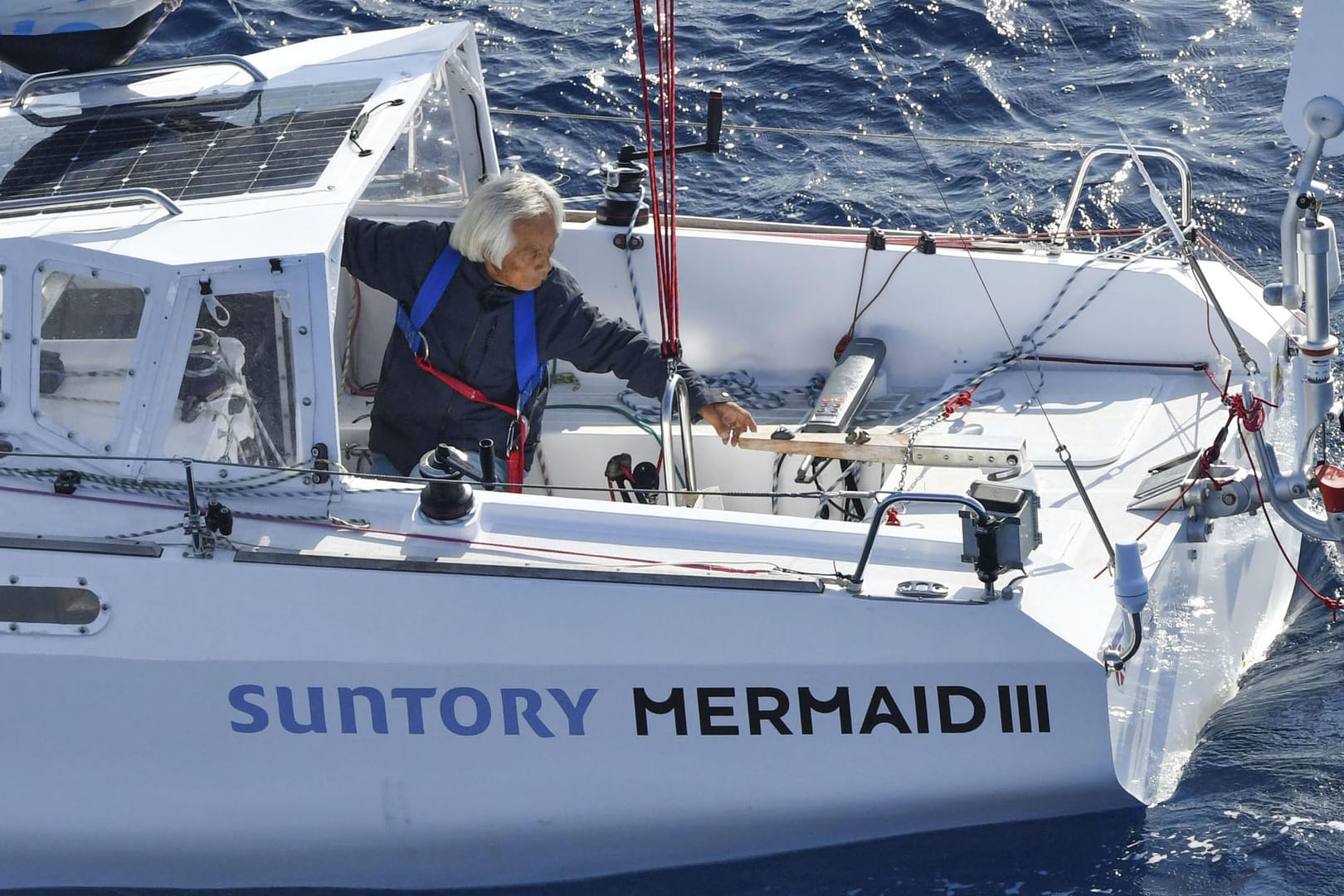 Kenichi Horie erreicht auf seiner Segeljacht den Kii-Kanal: Er soll als ältester Segler allein den Pazifik überquert haben.