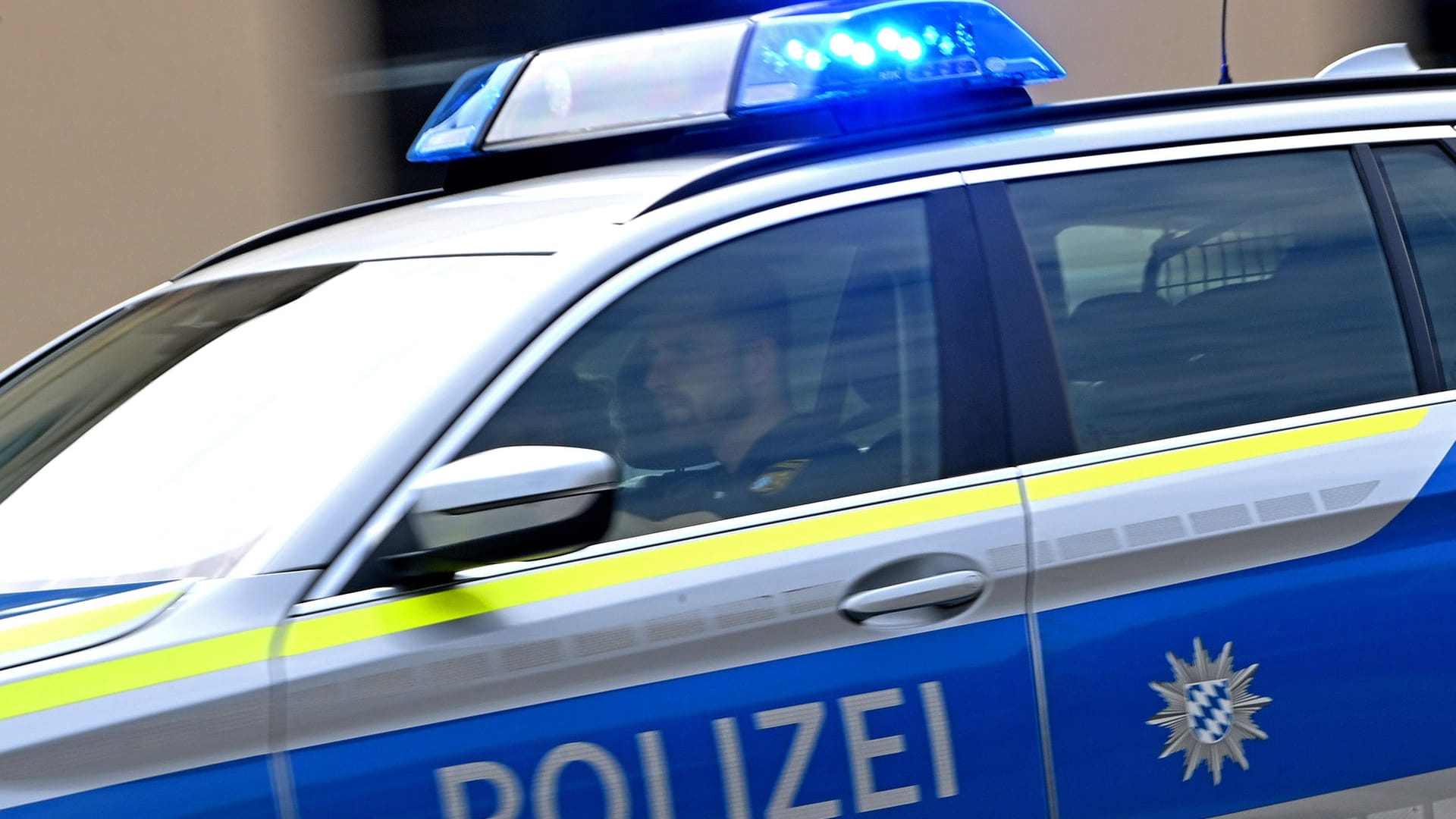 Polizeiwagen mit Blaulicht (Symbolbild): Die Polizei löste die Feier auf.