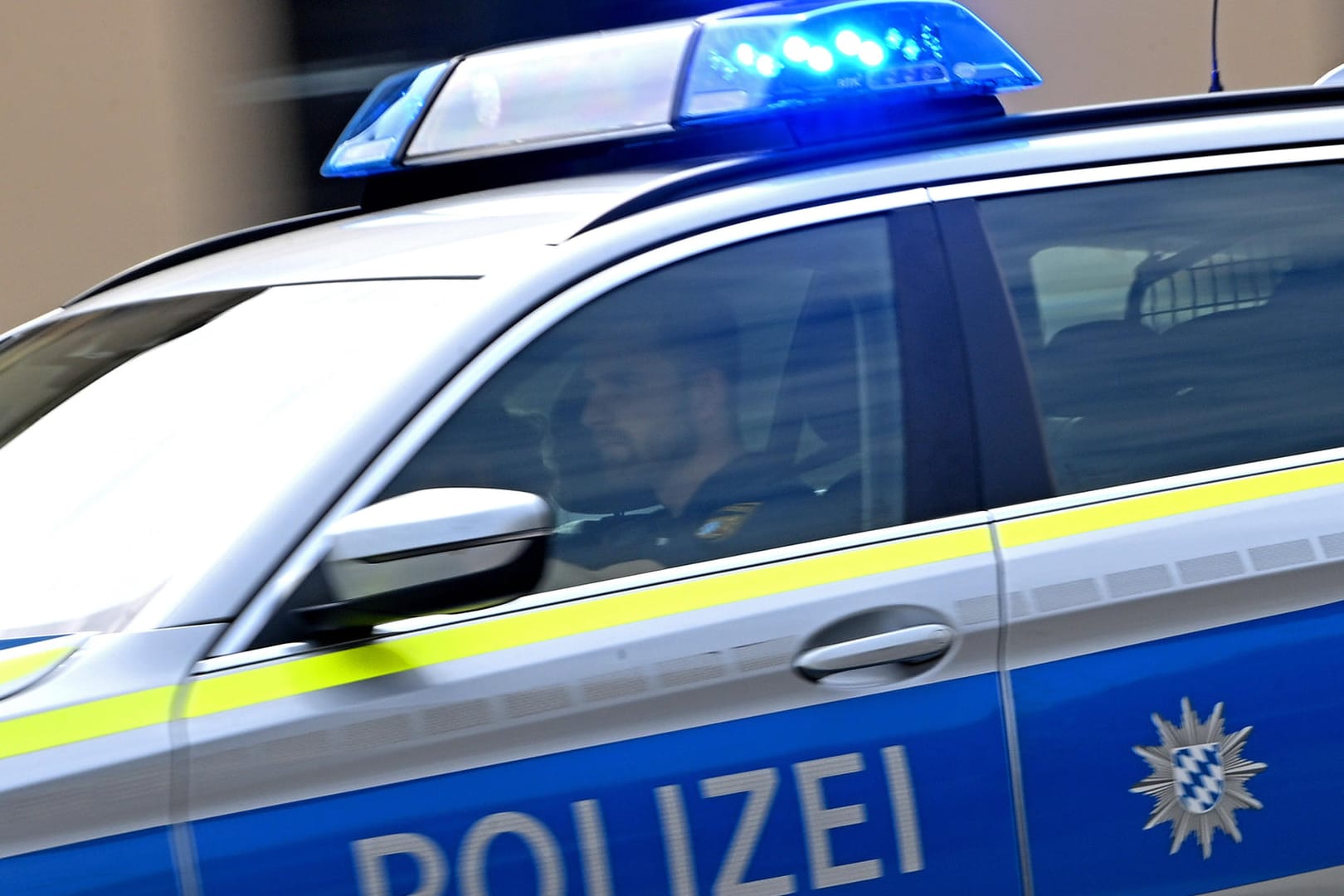 Polizeiwagen mit Blaulicht (Symbolbild): Die Polizei löste die Feier auf.