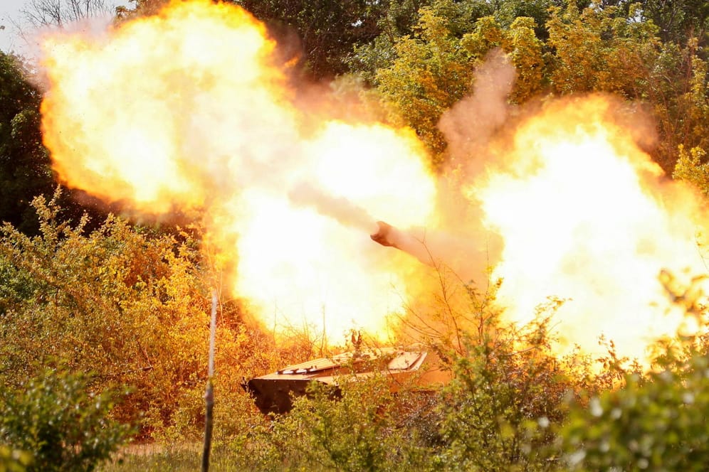 Ein russisches Artilleriegeschütz feuert in Richtung Sjewjerodonezk: Die Ukraine und Russland kämpfen verbissen um die Vorherrschaft in der Stadt.
