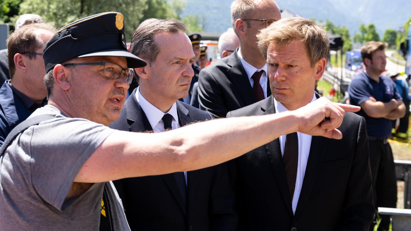 Verkehrsminister Volker Wissing (Mitte) und Bahnchef Richard Lutz (rechts) am Unfallort: Der Minister will die Ursache des Zugunglücks bei Garmisch-Partenkirchen aufklären lassen.