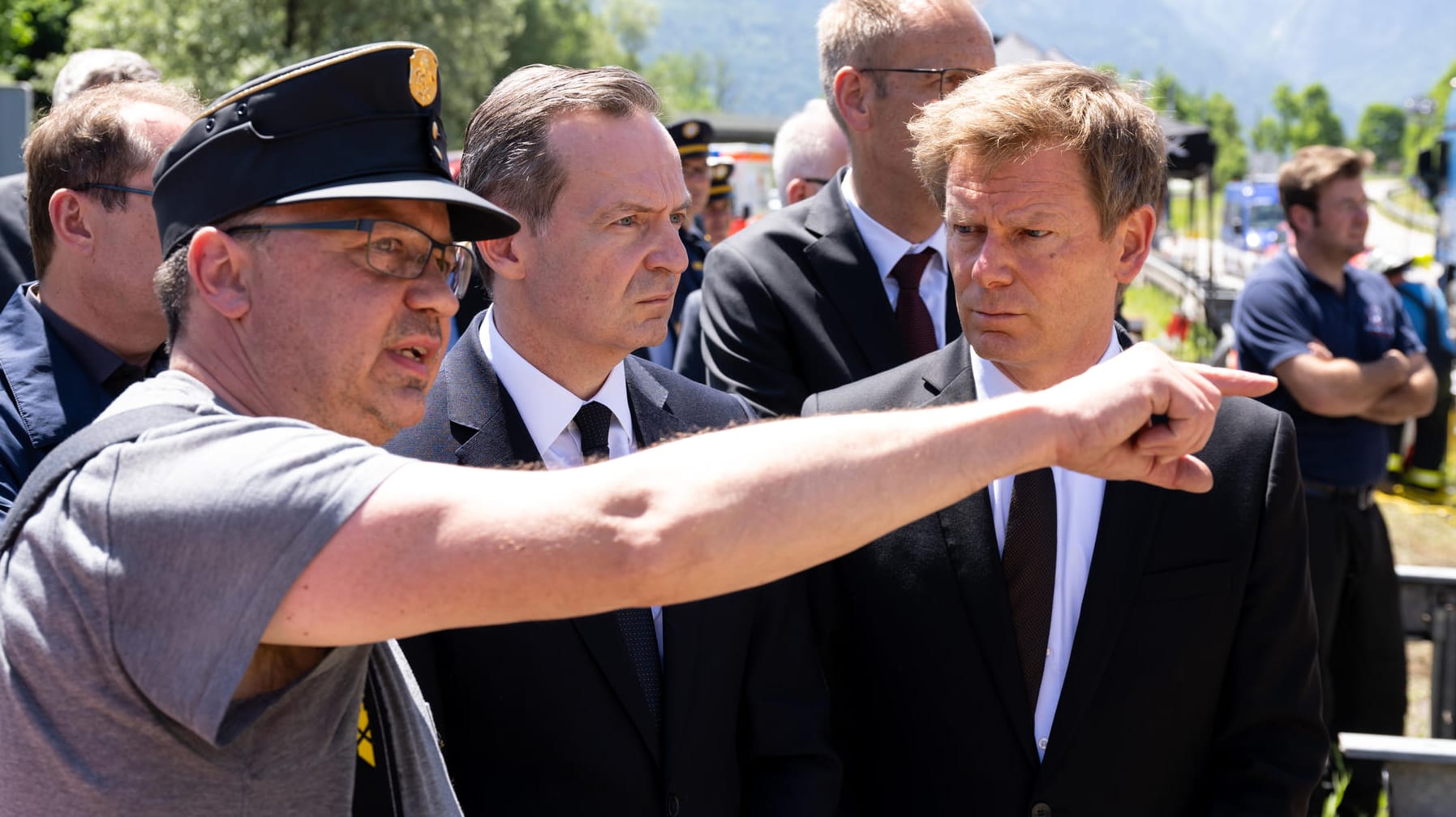 Verkehrsminister Volker Wissing (Mitte) und Bahnchef Richard Lutz (rechts) am Unfallort: Der Minister will die Ursache des Zugunglücks bei Garmisch-Partenkirchen aufklären lassen. Verkehrsminister Volker Wissing (Mitte) und Bahnchef Richard Lutz (rechts) am Unfallort: Der Minister will die Ursache des Zugunglücks bei Garmisch-Partenkirchen aufklären lassen.