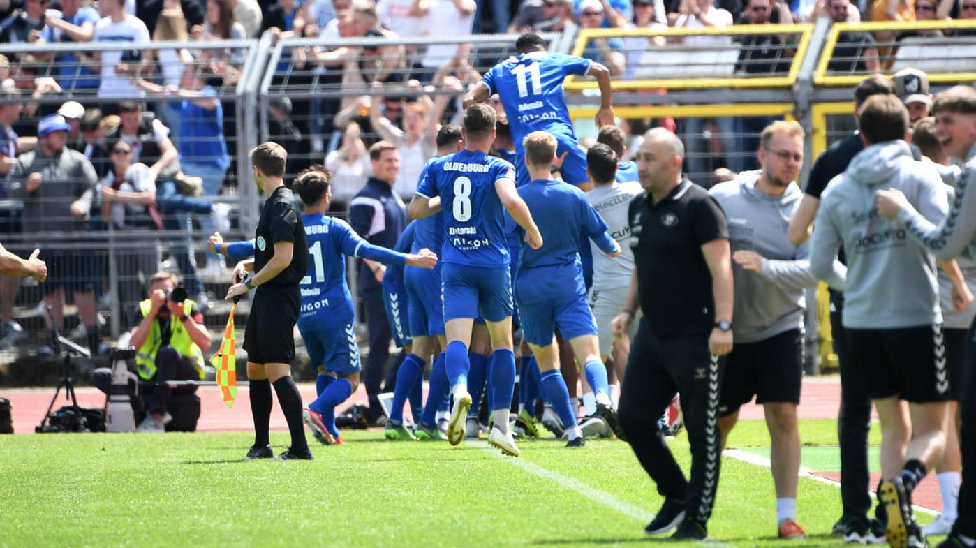 Pure Freude im Marschweg-Stadion: Der VfB Oldenburg ist zurück in der 3. Liga.