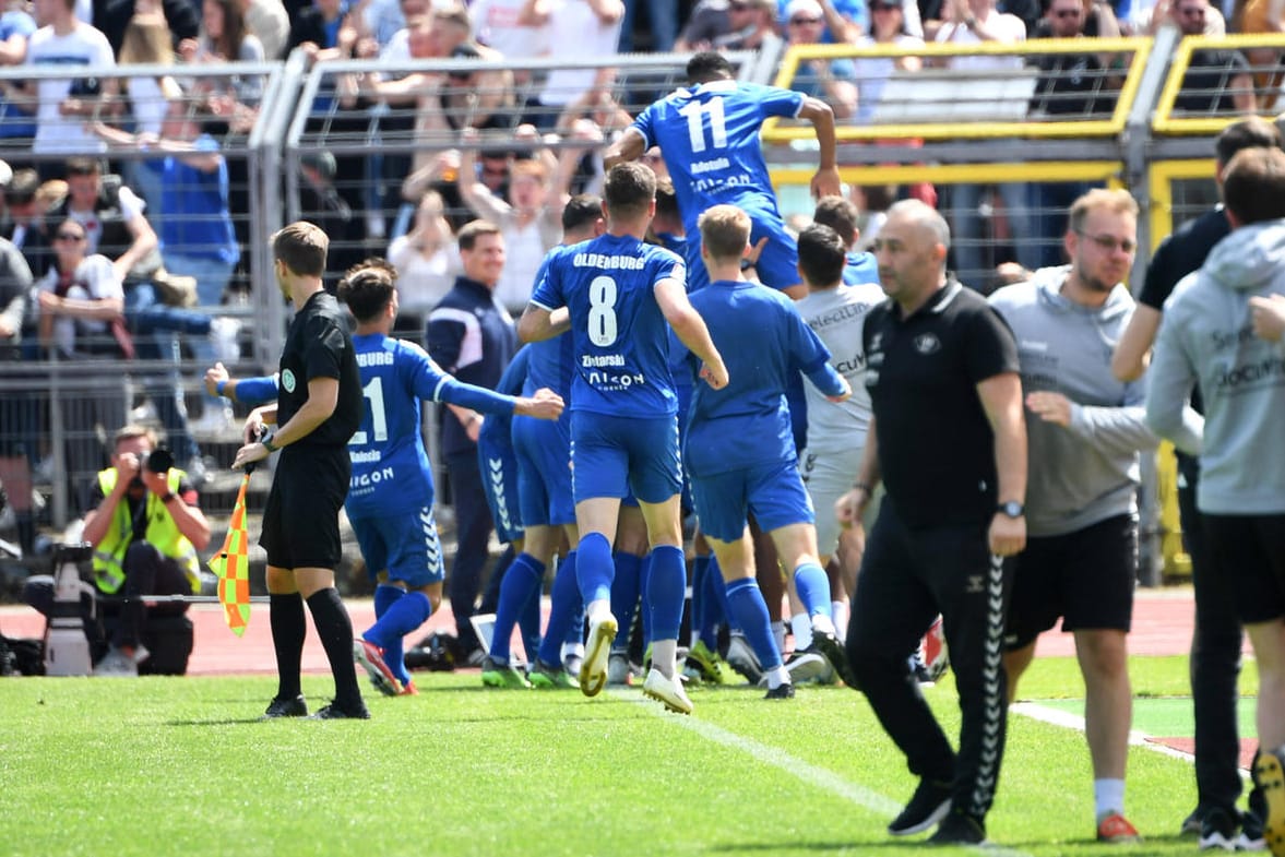 Pure Freude im Marschweg-Stadion: Der VfB Oldenburg ist zurück in der 3. Liga.