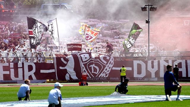 Die Fans vom BFC Dynamo zünden Pyrotechnik im Stadion.