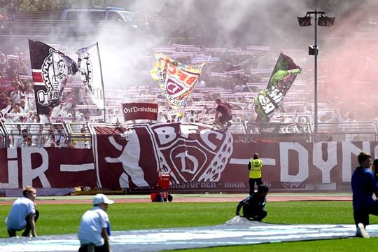 Die Fans vom BFC Dynamo zünden Pyrotechnik im Stadion.