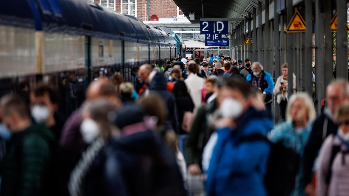 Fahrgäste drängen sich auf dem Bahnsteig im Westerland auf Sylt: Nicht alle, die mit dem Zug reisen wollten, konnten das auch.