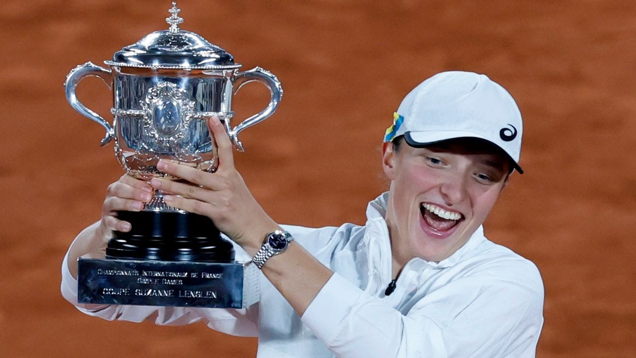 Iga Swiatek und die French-Open-Trophäe. Iga Swiatek und die French-Open-Trophäe.