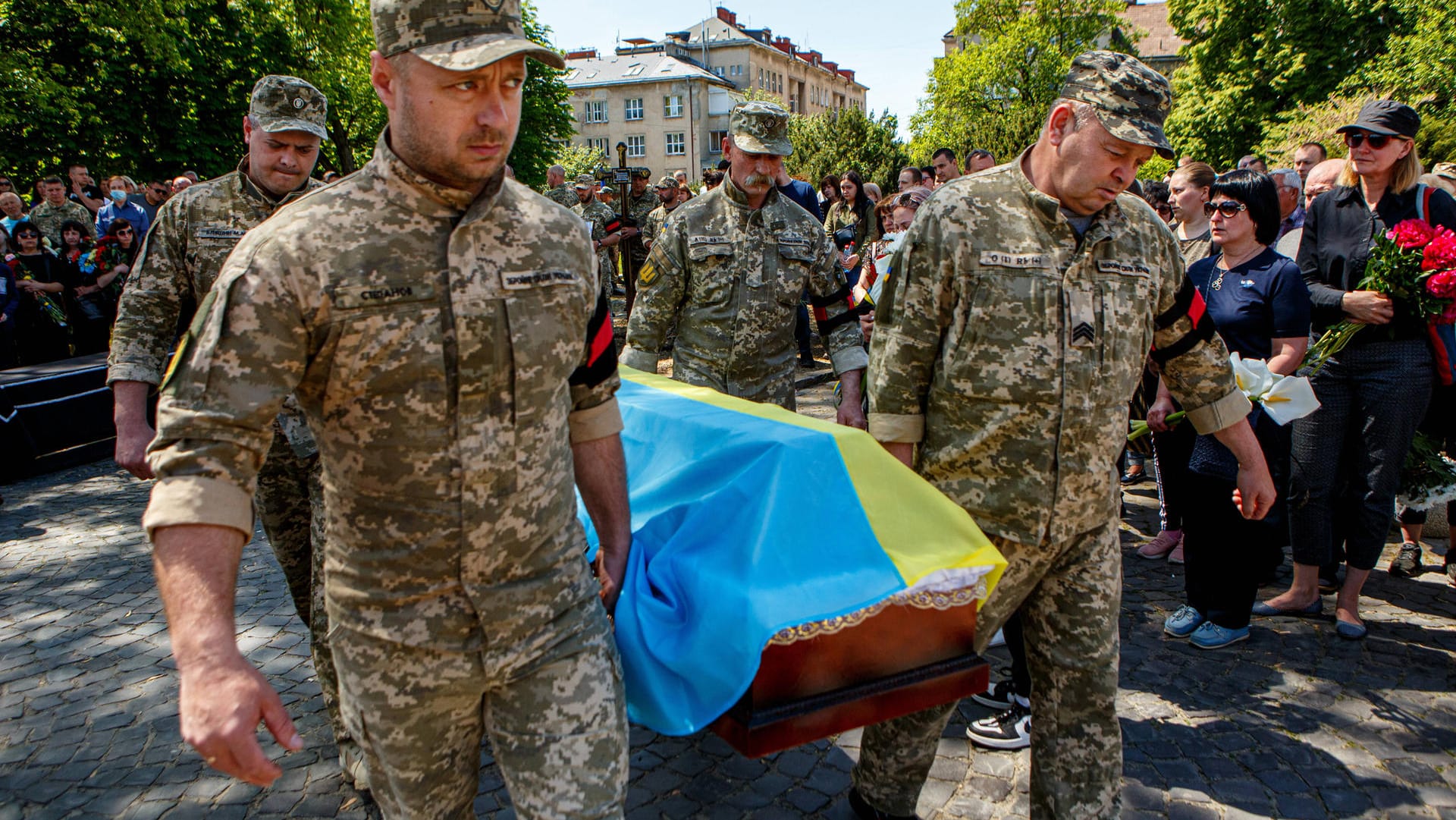 Soldaten tragen den Sarg eines ukrainischen Kämpfers (Archiv): Jetzt sollen die Leichen von je 160 Soldaten mit Russland ausgetauscht worden sein.