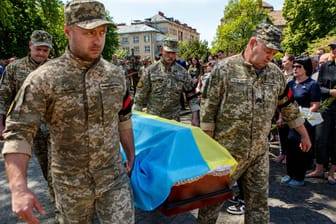 Soldaten tragen den Sarg eines ukrainischen Kämpfers (Archiv): Jetzt sollen die Leichen von je 160 Soldaten mit Russland ausgetauscht worden sein.