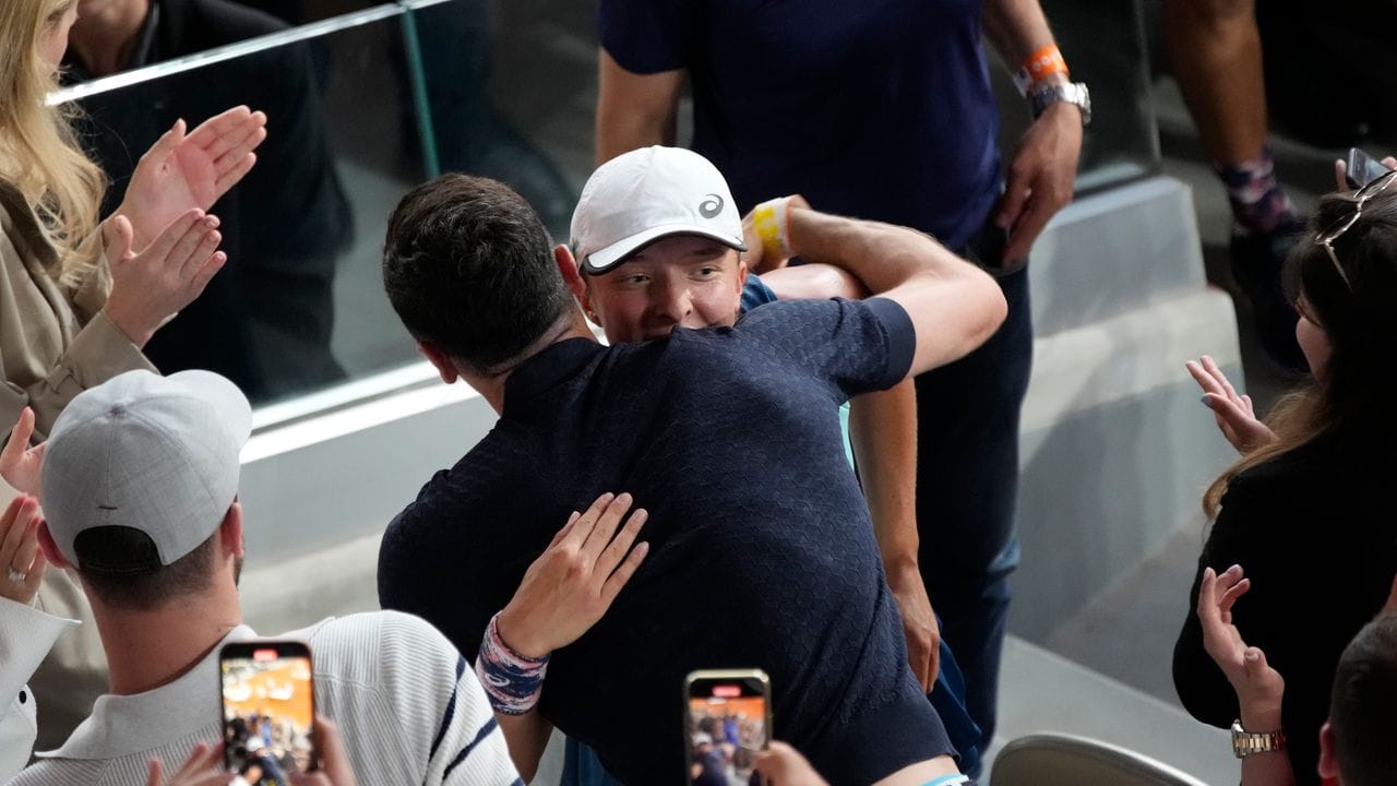 Iga Swiatek wird nach ihrem Sieg Bayern-Star Robert Lewandowski umarmt. Iga Swiatek wird nach ihrem Sieg Bayern-Star Robert Lewandowski umarmt.