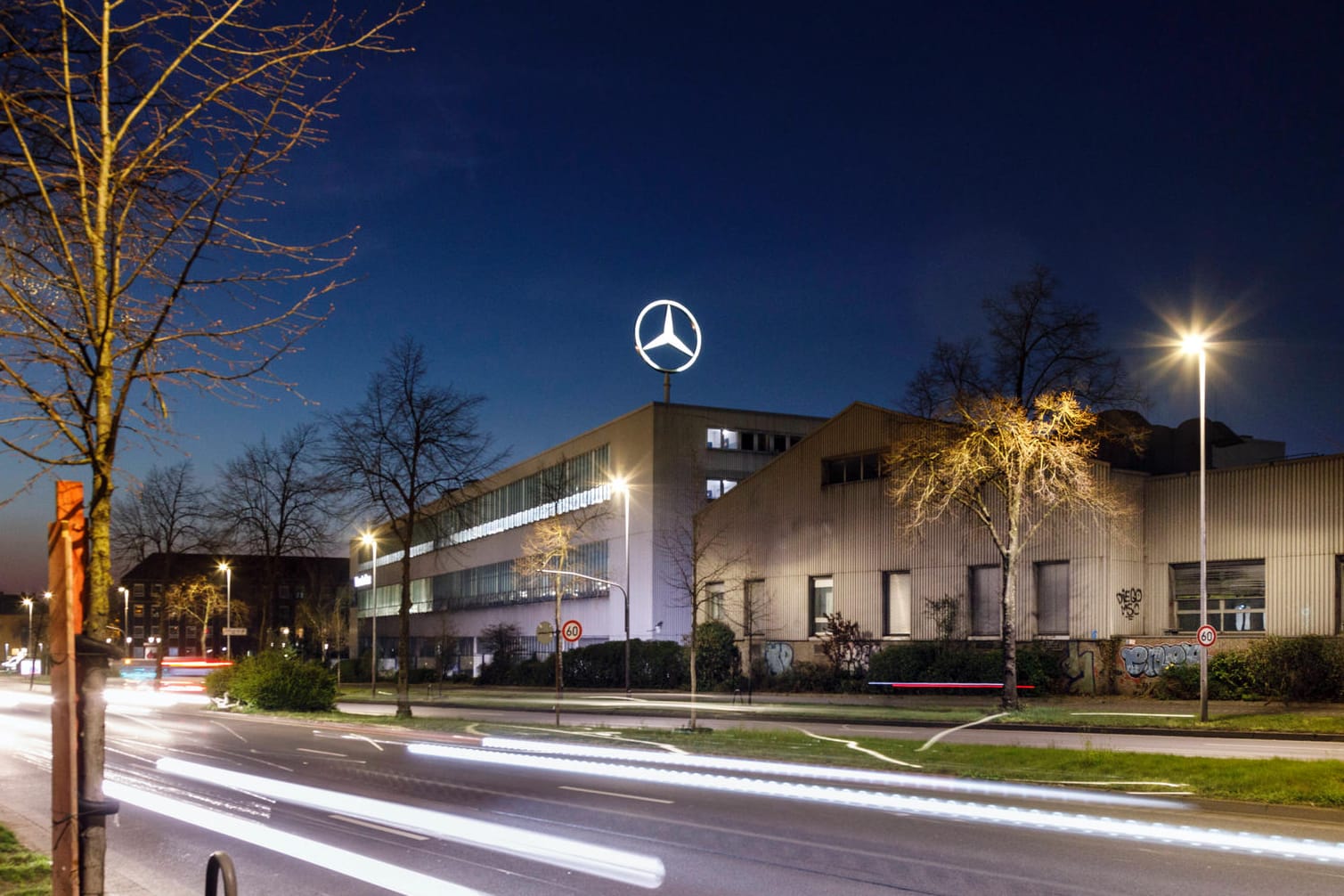 Mercedes-Benz-Werk in Düsseldorf (Archiv): "Bis zur Prüfung bitten wir darum, das Fahrzeug nicht mehr zu nutzen." Mercedes-Benz-Werk in Düsseldorf (Archiv): "Bis zur Prüfung bitten wir darum, das Fahrzeug nicht mehr zu nutzen."