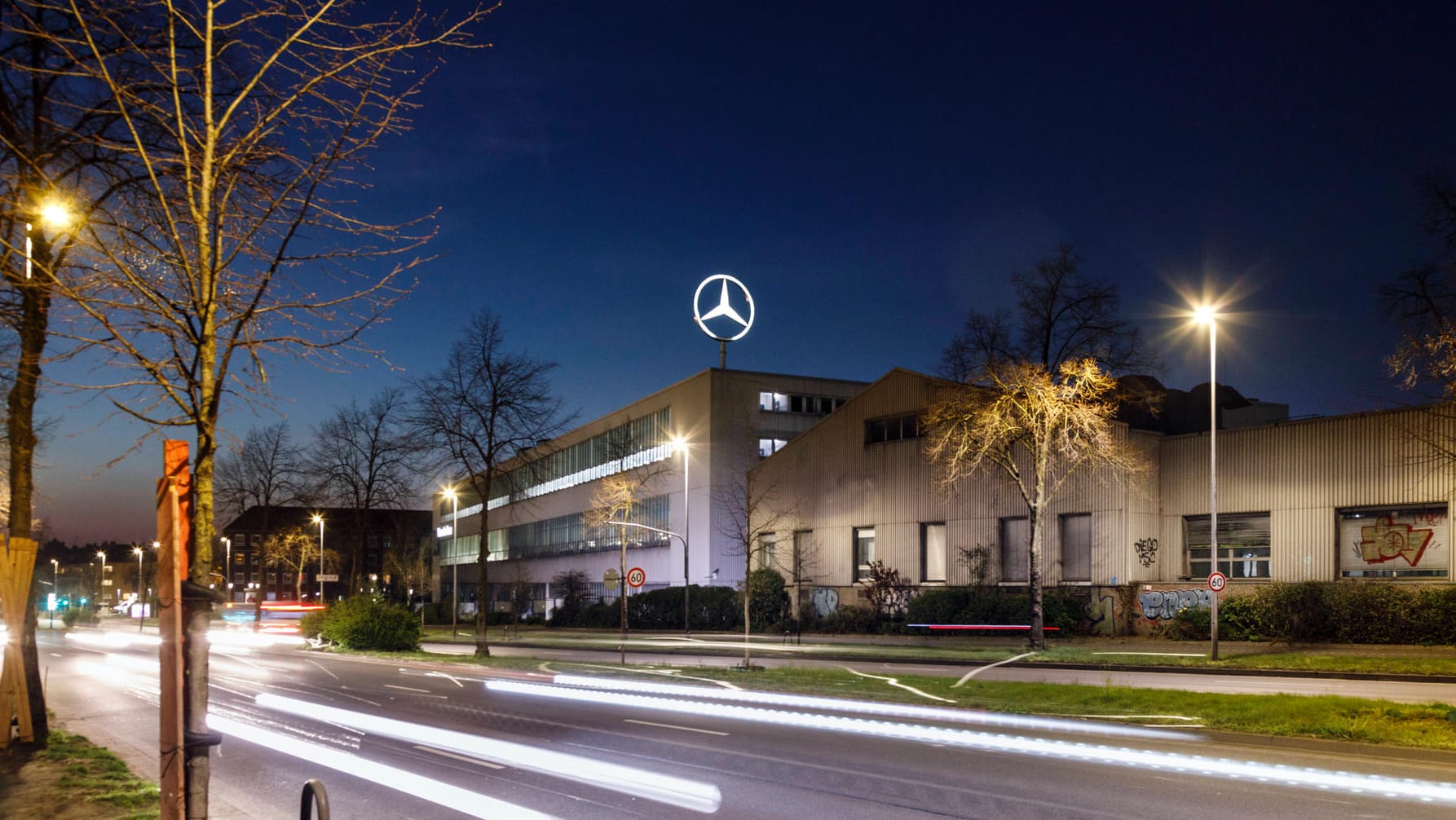 Mercedes-Benz-Werk in Düsseldorf (Archiv): "Bis zur Prüfung bitten wir darum, das Fahrzeug nicht mehr zu nutzen." Mercedes-Benz-Werk in Düsseldorf (Archiv): "Bis zur Prüfung bitten wir darum, das Fahrzeug nicht mehr zu nutzen."