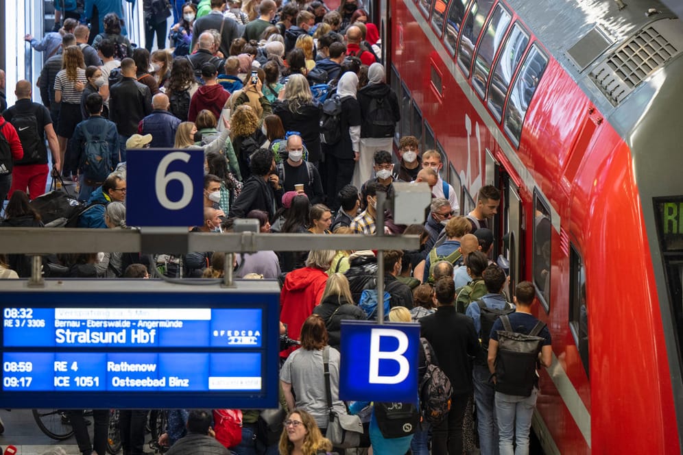 Regionalzug nach Stralsund am Berliner Hauptbahnhof: Mancherorts konnten Reisende mit Fahrrädern nicht einsteigen.