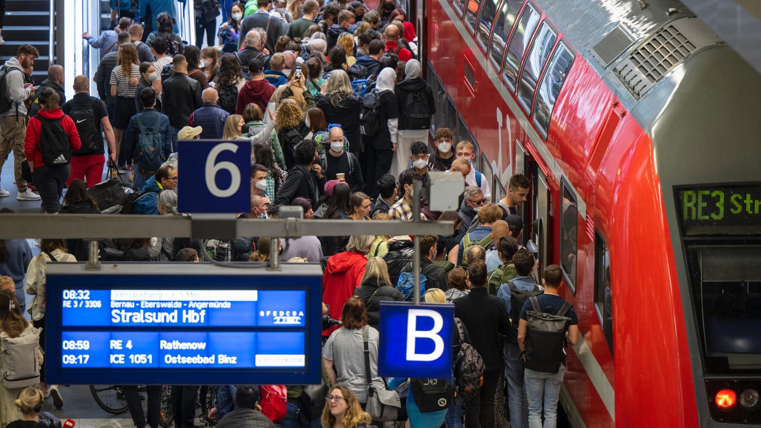 Regionalzug nach Stralsund am Berliner Hauptbahnhof: Mancherorts konnten Reisende mit Fahrrädern nicht einsteigen.