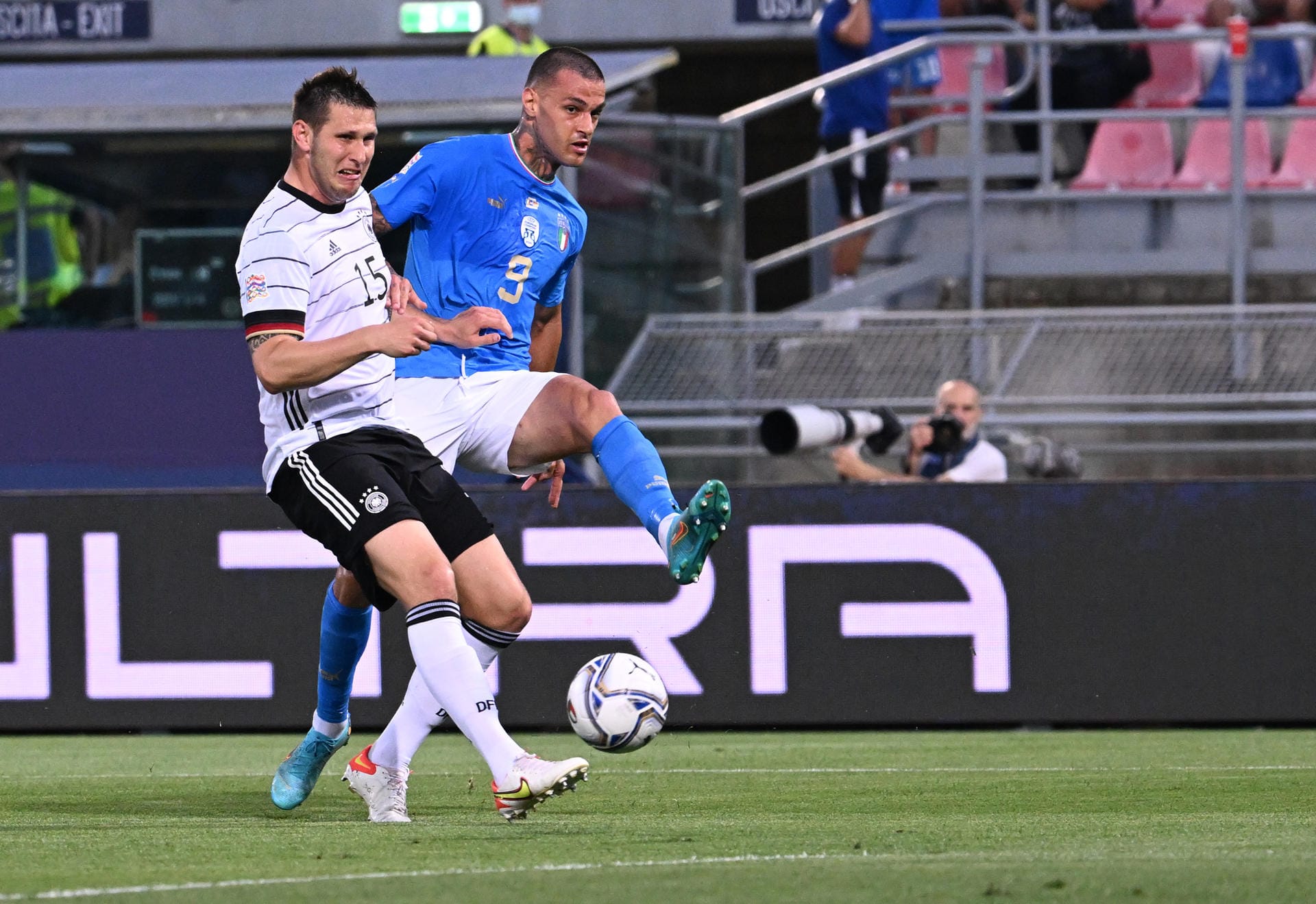 Niklas Süle: Geriet mit seiner hochstehenden Hintermannschaft bei einem Konter ins Hintertreffen (9.), Angreifer Gianluca Scamacca war aber im Abseits gestanden. Ansonsten zeigte der Neu-Dortmunder ein gutes Stellungspiel und solide Übersicht bei Pässen in die Spitze. Die schwülen Temperaturen schienen dem 1,95 Meter großen Hünen wenig auszumachen. Note 2