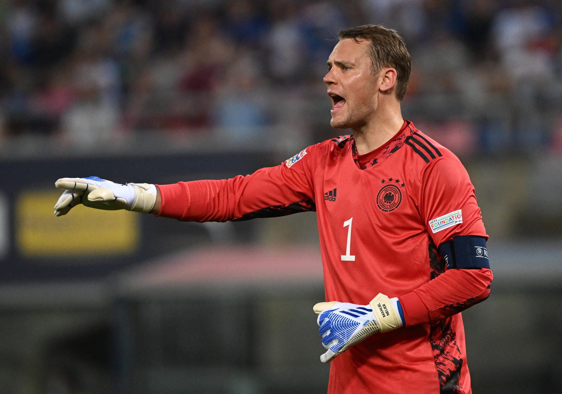 Manuel Neuer: Die Nummer eins musste im ersten Durchgang nie zum Ball greifen. Lediglich in der 35. Minute wurde es gefährlich, als der Abschluss von Gianluca Scamacca an den linken Außenpfosten prallte. Schlampig im Doppelpass mit Süle (48.), als er den Ball ins eigene Toraus spielte. Sonst auch im weiteren Spielverlauf kaum geprüft. Beim Gegentreffer durch Lorenzo Pellegrini machtlos (70.). Note 4