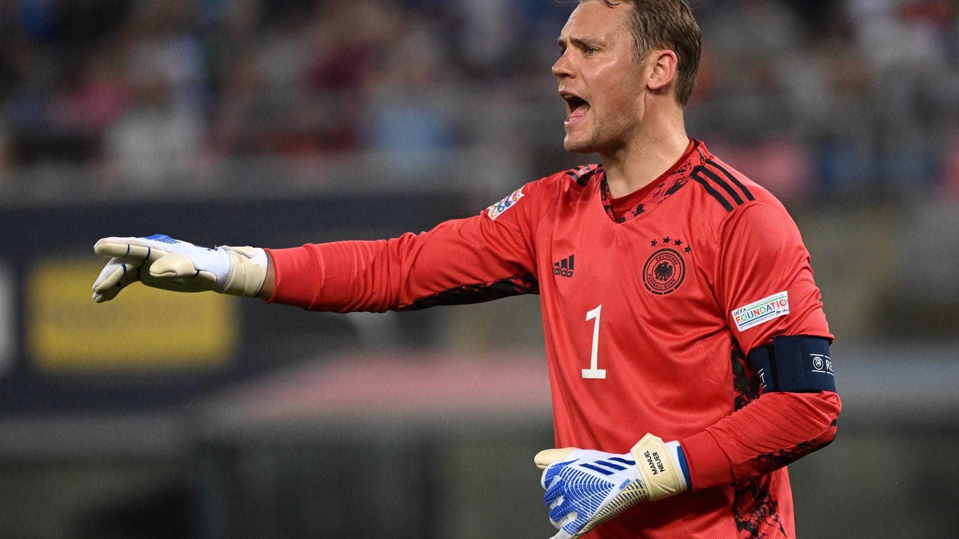 Manuel Neuer: Die Nummer eins musste im ersten Durchgang nie zum Ball greifen. Lediglich in der 35. Minute wurde es gefährlich, als der Abschluss von Gianluca Scamacca an den linken Außenpfosten prallte. Schlampig im Doppelpass mit Süle (48.), als er den Ball ins eigene Toraus spielte. Sonst auch im weiteren Spielverlauf kaum geprüft. Beim Gegentreffer durch Lorenzo Pellegrini machtlos (70.). Note 4