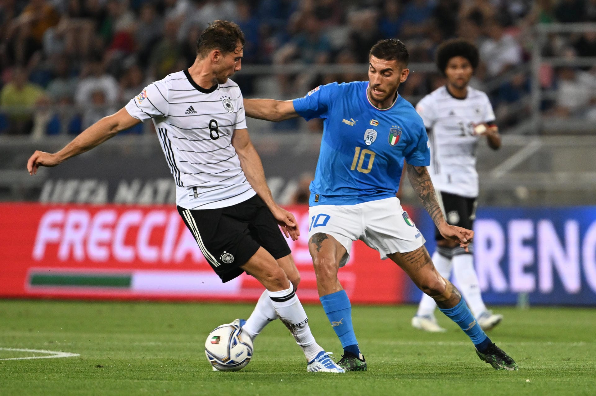 Leon Goretzka (bis 69.): Offensiv mit zwei Abschlüssen aus der Distanz, die allerdings beide klar über das Tor gingen (26., 36.). Generell mit den meisten Torabschlüssen (drei) der deutschen Mannschaft in Halbzeit eins. Arbeitete zudem gut nach hinten mit und half auch auf den Außenpositionen, baute in der schwülen Hitze von Bologna im zweiten Durchgang etwas ab und durfte dann auch früher Feierabend machen. Note 3