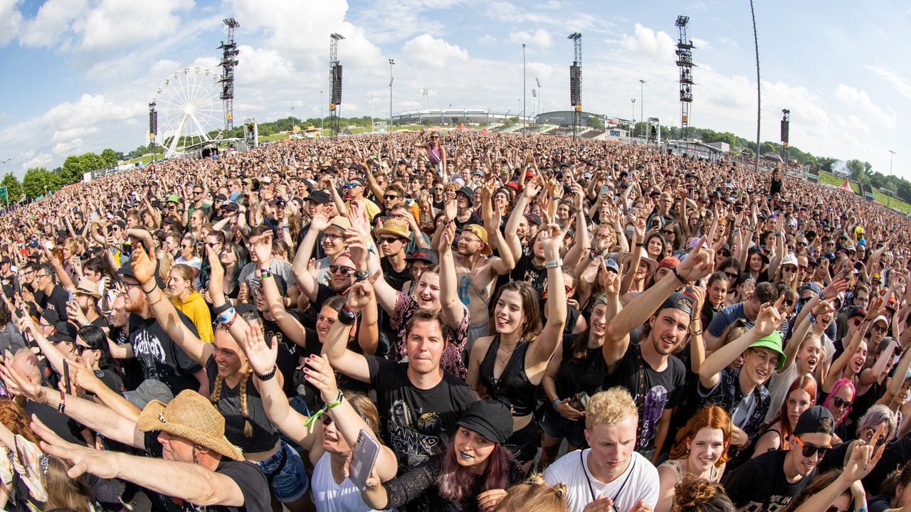In Nürnberg findet parallel zu "Rock am Ring" das Zwillingsspektakel "Rock im Park" mit zeitversetzt weitgehend denselben Musikern und Musikerinnen statt. In Nürnberg findet parallel zu "Rock am Ring" das Zwillingsspektakel "Rock im Park" mit zeitversetzt weitgehend denselben Musikern und Musikerinnen statt.