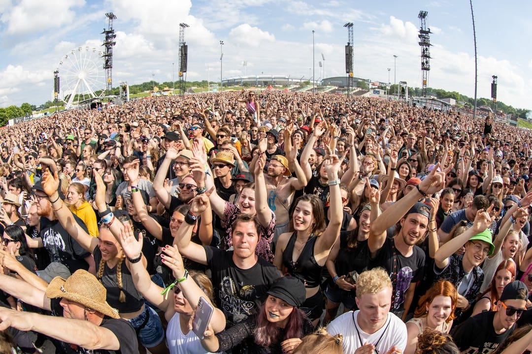 In Nürnberg findet parallel zu "Rock am Ring" das Zwillingsspektakel "Rock im Park" mit zeitversetzt weitgehend denselben Musikern und Musikerinnen statt.