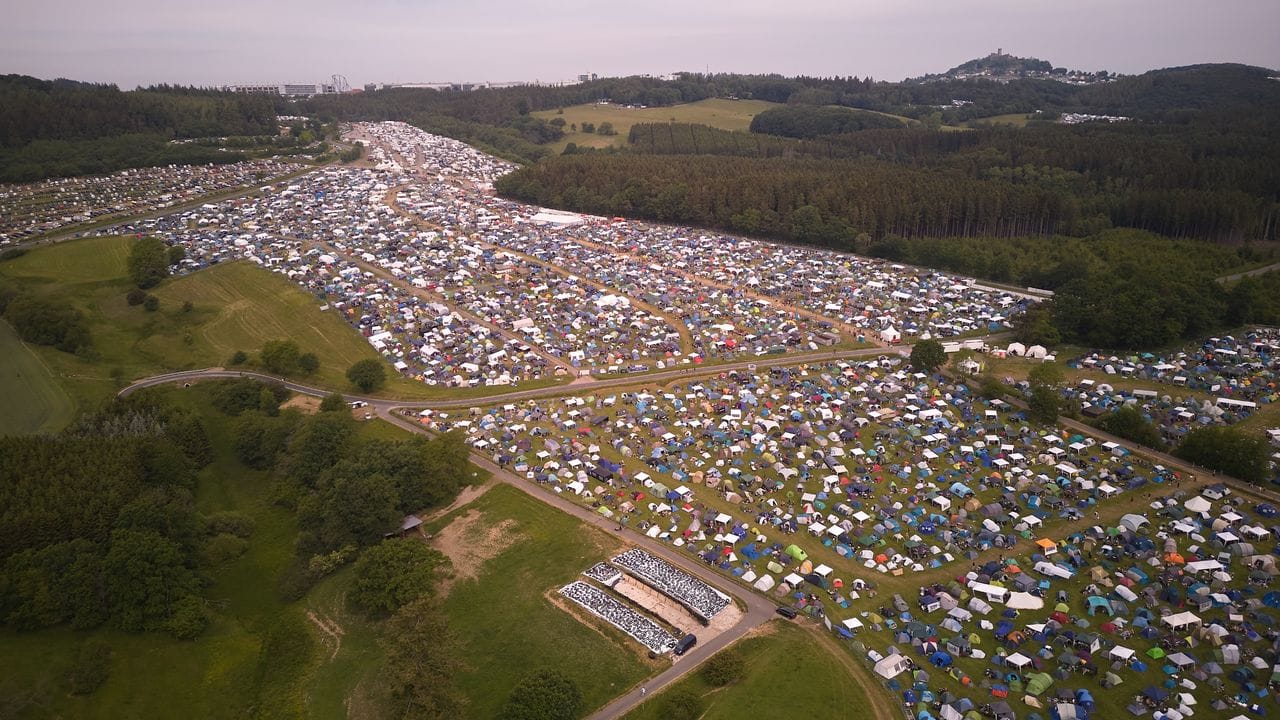 Viele Festivalbesucher des Open-Air-Festivals "Rock am Ring" zelten auf riesigen Campingflächen rund um die Eifelrennstrecke.