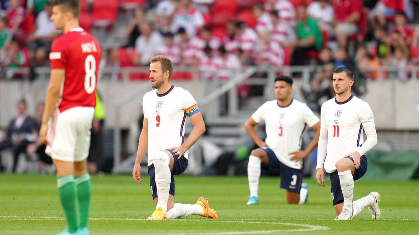 Die englischen Spieler setzen ein Zeichen gegen Rassismus – und Zuschauer buhen sie aus.