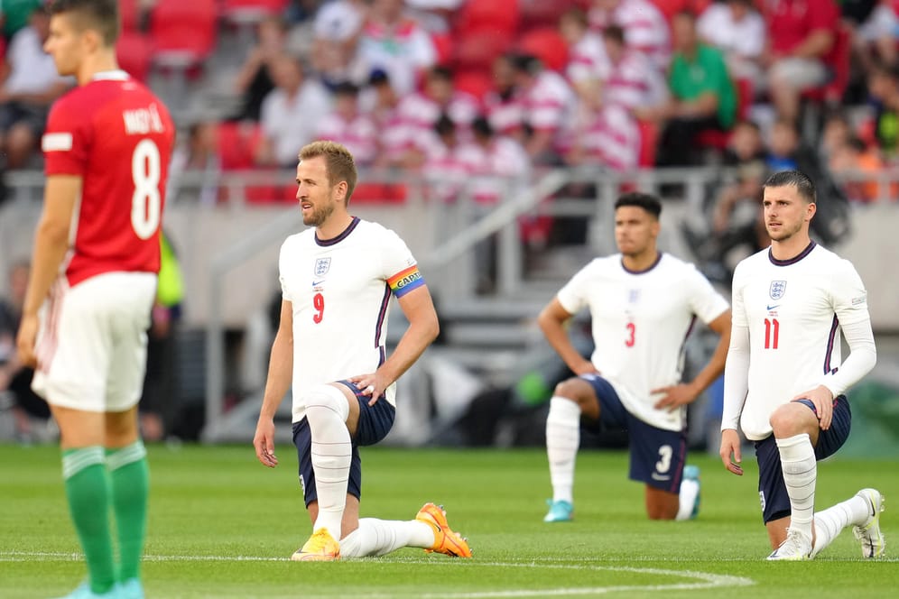 Die englischen Spieler setzen ein Zeichen gegen Rassismus – und Zuschauer buhen sie aus.