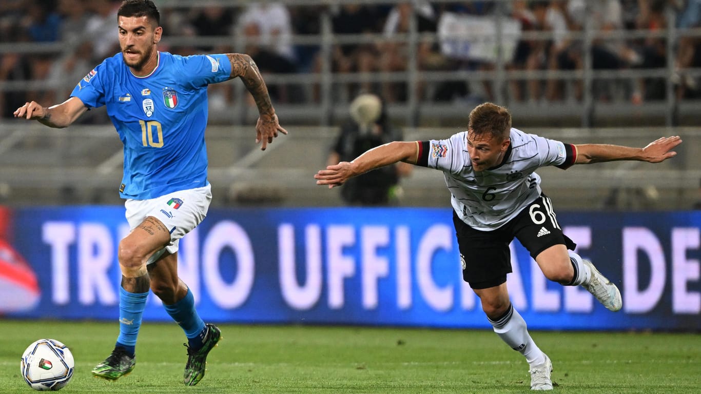 Strauchelnder Joshua Kimmich (r.): Der DFB-Star erzielte zwar das Ausgleichstor gegen Italien, war nach der Partie aber alles andere als zufrieden.